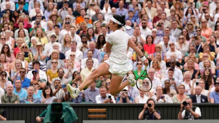 Ons Jabeur viene de atrás para vencer a Aryna Sabalenka y se mete por segundo año consecutivo a la final de Wimbledon