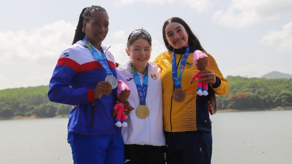 Beatriz Briones venció a todas sus rivales para quedarse con el oro en el kayak 500m individual femenil.