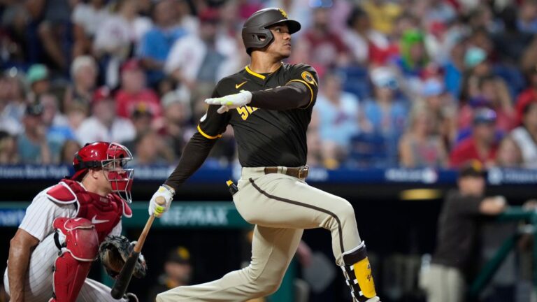 Padres vence a Phillies a puro poder latino