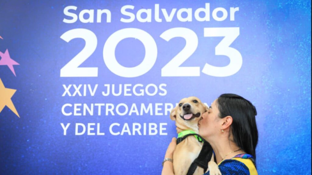 Esta es la historia de Colombo, el perrito salvadoreño que ha sido adoptado por la delegación de Colombia