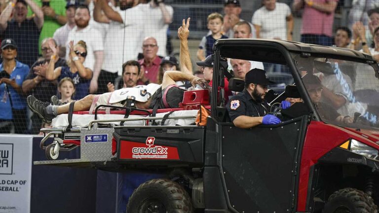 ¡Momento de terror en el Yankee Stadium! Camarógrafo es golpeado por pelota y sufre fractura