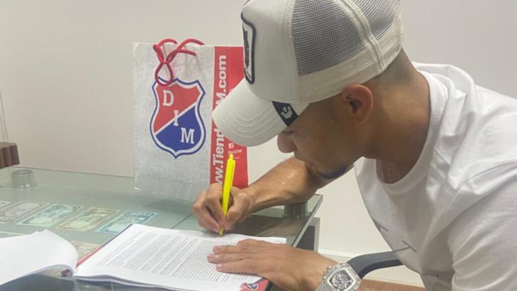 Anderson Plata firma contrato con el DIM.