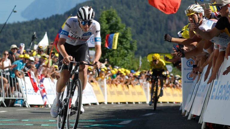 Pogacar vuelve a dejar atrás a Vingagaar y está a menos de 10 segundos del liderato tras la Etapa 13, ganada por Kwiatkowski 