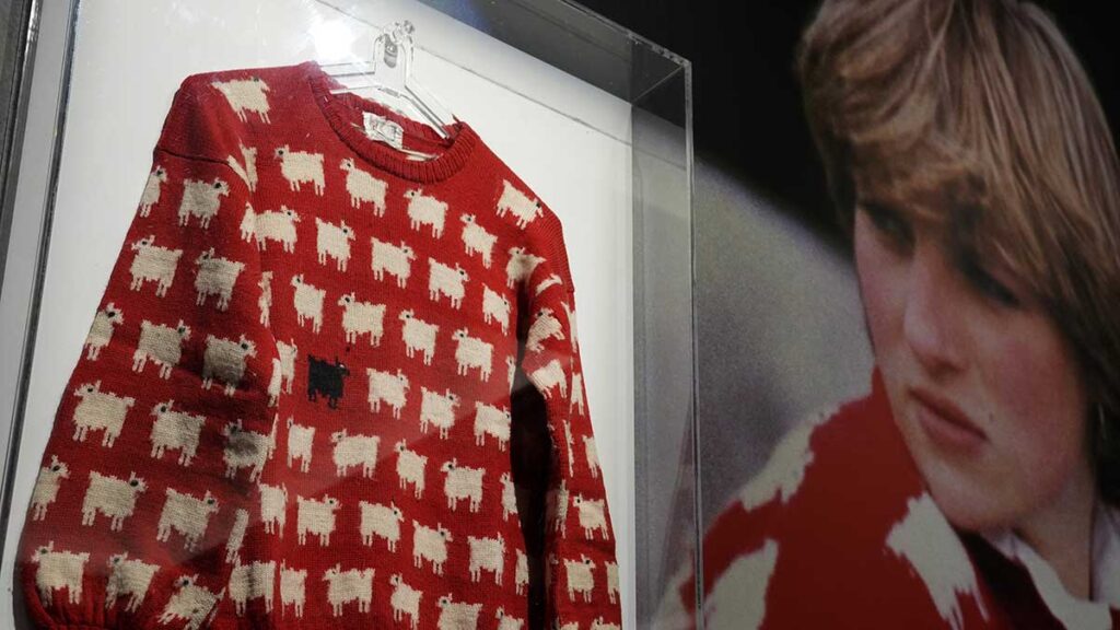 El suéter rojo adornado con un rebaño de ovejas que usó la princesa Diana. AP