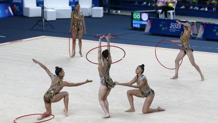 Equipo mexicano gana la medalla de oro en la prueba de 5 aros de la gimnasia rítmica