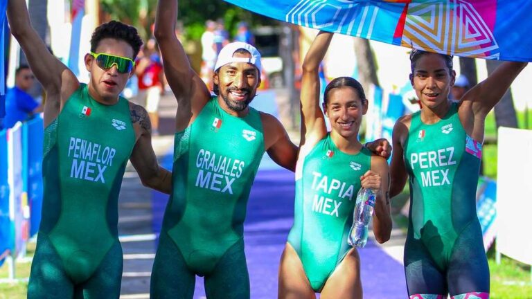 México gana la medalla de oro en la prueba de relevos mixtos del triatlón en los JCC 2023