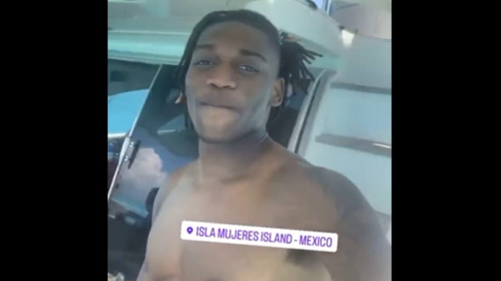 Rafael Leao disfruta y tiene una conexión con nuestro país al poseer jerseys del Tricolor y de los Pumas.