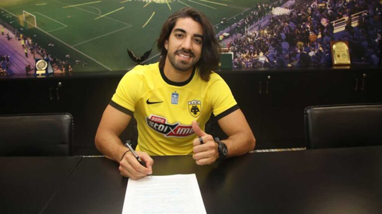 Rodolfo Pizarro firma hasta 2025 con el AEK de Atenas