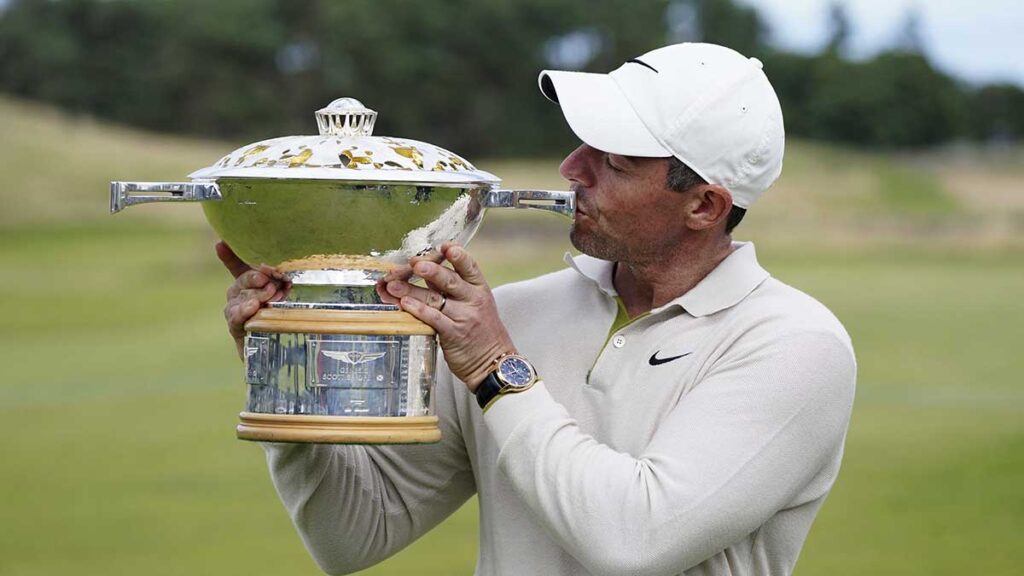 Rory McIlroy besa el trofeo de campeón del Abierto de Escocia. AP