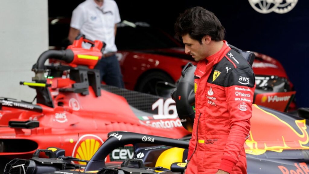 Carlos Sainz levanta la voz para quejarse de la situación en Ferrari.