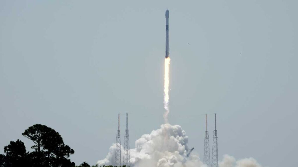 Un cohete SpaceX Falcon 9, con el telescopio espacial Euclid de la Agencia Espacial Europea. AP