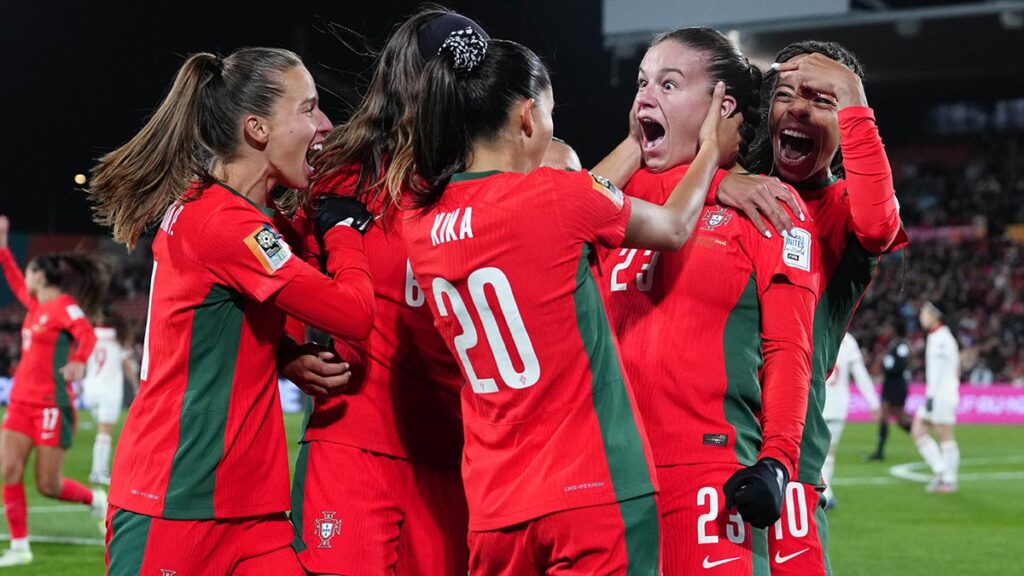 Telma Encarnação celebra con sus compañeras de Portugal tras anotar el primer gol. AP