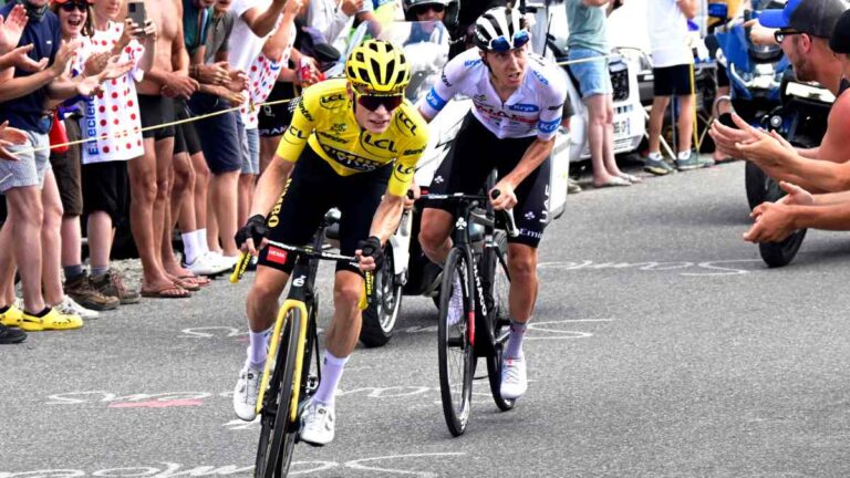 Vingegaard y Pogacar siguen su lucha en una accidentada etapa 14 del Tour de Francia ganada por Carlos Rodríguez