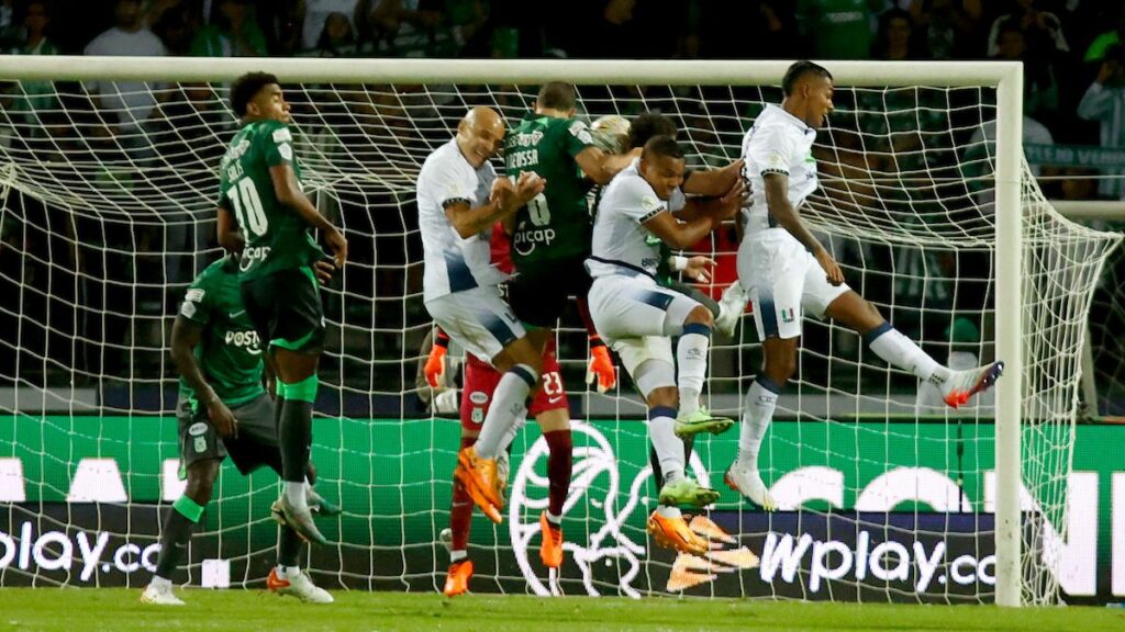 Jugadores de Once Caldas y Nacional disputan la pelota. - Vizzor Image.