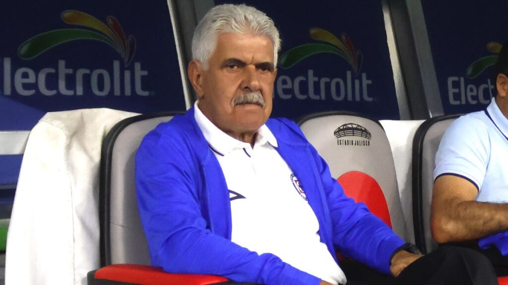 El entrenador del Cruz Azul, 'Tuca' Ferretti, abandonó una rueda de prensa telemática enojado por la falta de presencia física.