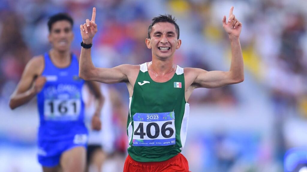 Víctor Zambrano se cuelga el oro en los 10,000m de San Salvador 2023 | @COM_Mexico