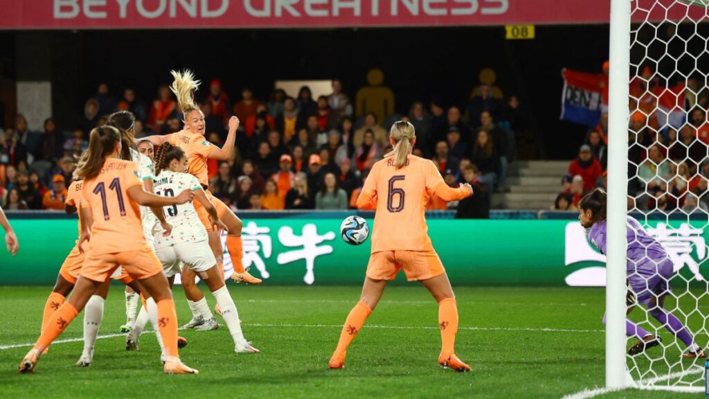 Stefanie van der Gragt cabecea a gol. - Reuters.