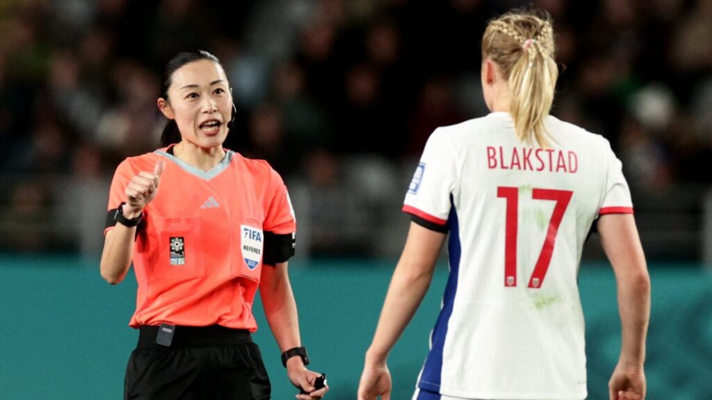 El Mundial Femenil usa la megafonía para explicar un penalti revisado en el VAR