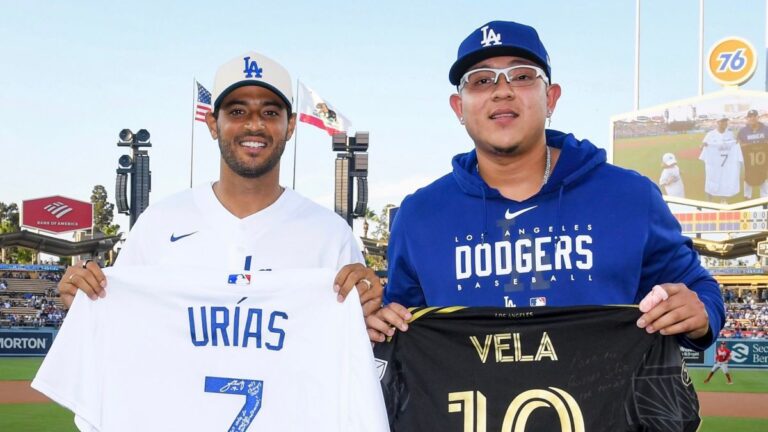 ¡Duelazo de zurdos! Carlos Vela es invitado por Julio Urías y los Dodgers para lanzar la primera bola