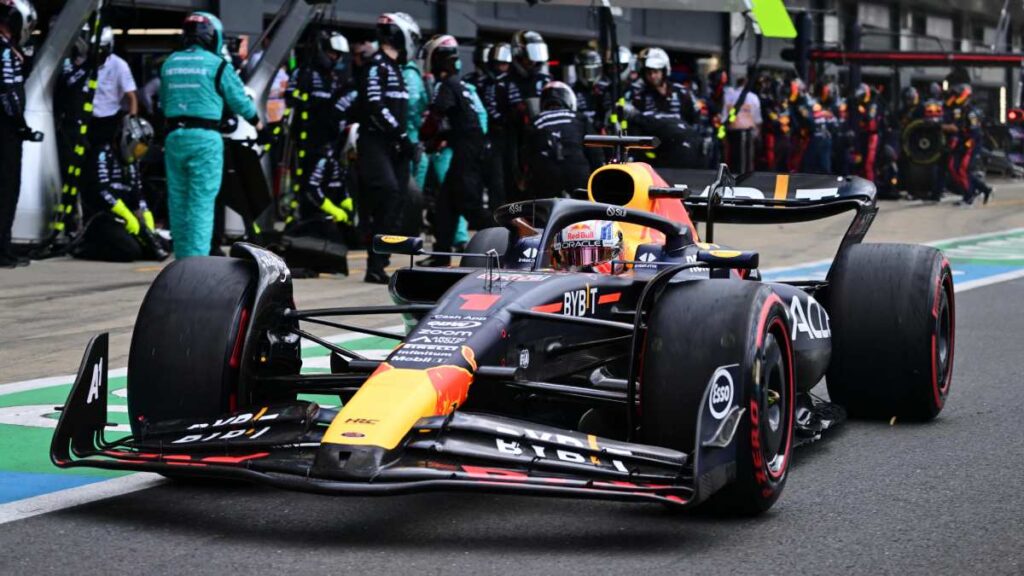 Max Verstappen se lleva el Gran Premio de Gran Bretaña; Checo Pérez remonta del puesto 15 hasta el sexto.