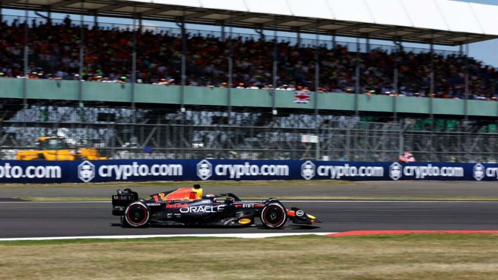 Max Verstappen dominó la jornada del viernes en el Gran Premio de Gran Bretaña, logrando el mejor tiempo tanto en la sesión inicial como en la segunda práctica libre. Resistió con éxito los ataques de Ferrari, Sergio Pérez y el sorprendente equipo de Williams. Pérez terminó en la cuarta posición, quedando a tan solo 0.264 segundos de Verstappen. En la primera parte de la sesión, la mayoría de los equipos optaron por neumáticos medios, pero el cambio de Verstappen a neumáticos blandos lo llevó rápidamente al primer lugar. Carlos Sainz se colocó inicialmente en la cima con un tiempo de 1m29.083s, seguido de cerca por Pérez y Verstappen. Sin embargo, Verstappen se aseguró la primera posición al cambiar a neumáticos blandos, registrando un tiempo de vuelta de 1m287.078s, dejando a Lance Stroll de Aston Martin a 0.788 segundos de distancia. Pérez ocupó el segundo lugar en un principio, pero fue superado posteriormente por Alex Albon, con una diferencia de 0.218 segundos. Carlos Sainz también hizo un buen avance, ascendiendo al segundo puesto, a tan solo 0.022 segundos de Verstappen, utilizando los neumáticos blandos. En general, Max Verstappen demostró su habilidad al encabezar la clasificación durante las sesiones del viernes, mientras que Carlos Sainz, Sergio Pérez y Alex Albon también mostraron su destreza al obtener posiciones competitivas en la tabla de tiempos. Las estrategias de neumáticos de los equipos jugaron un papel importante en los resultados de la sesión, siendo el cambio de Verstappen a neumáticos blandos el que le brindó resultados impresionantes. El escenario está listo para una batalla intensa en las próximas sesiones de clasificación y carrera en el Gran Premio de Gran Bretaña.