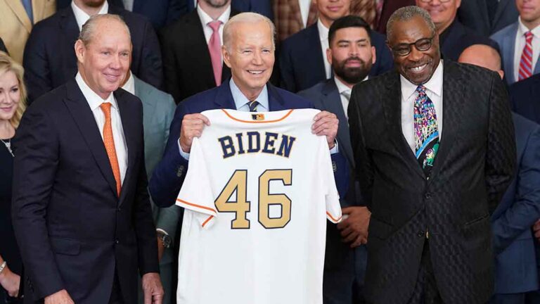 Joe Biden recibe a los campeones Houston Astros y bromea con Dusty Baker: “Recuerdo que lo apoyaba cuando era niño”