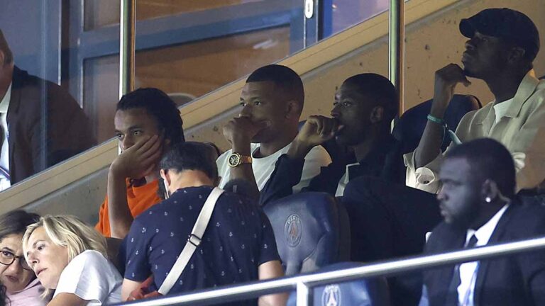 Kylian Mbappé observa desde las gradas el partido del PSG junto a Dembélé