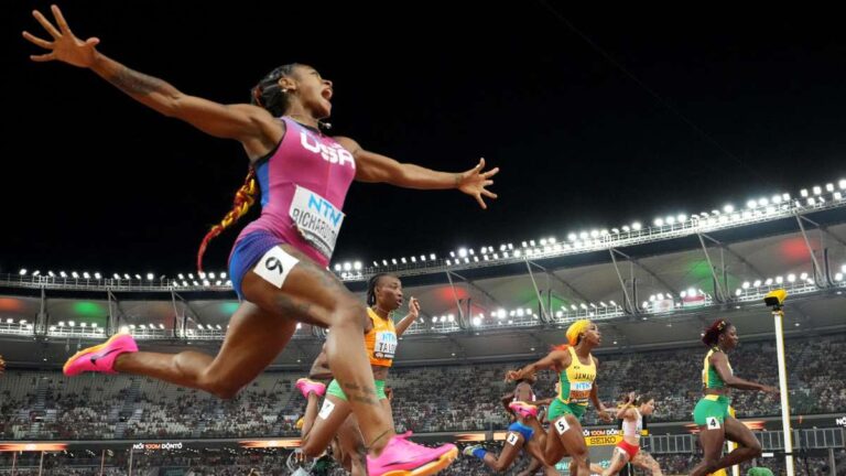 Sha’carri Richardson vence a Shelly-Ann Fraser-Pryce y se lleva el oro y el récord en los 100 metros del Mundial de Atletismo desde la calle 9