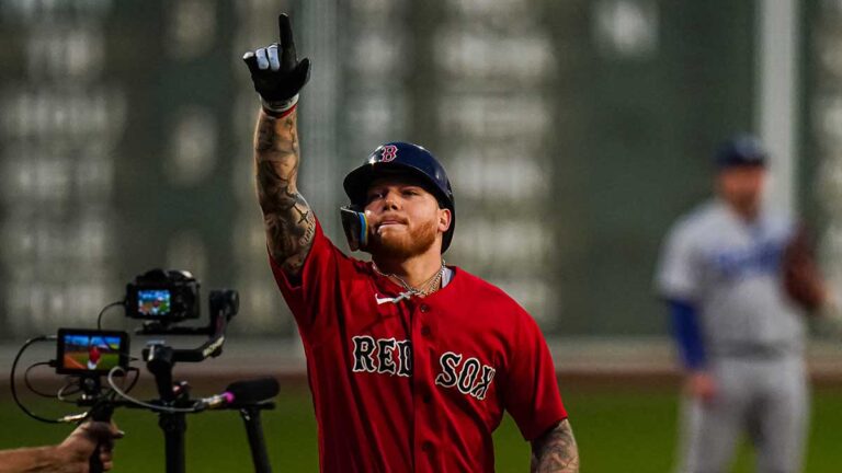 Alex Verdugo sigue haciendo historia con los Red Sox y le conecta cuadrangular a Julio Urías