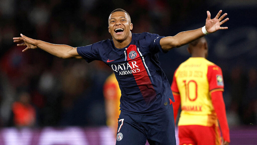 Mbappé marca doblete en la primera victoria del PSG en la Ligue 1