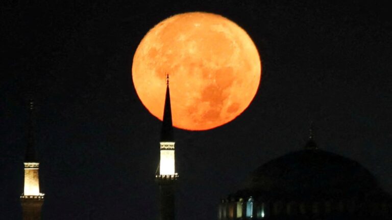 Superluna Azul 2023: ¿Cuándo es y cómo ver este extraordinario fenómeno lunar en agosto?