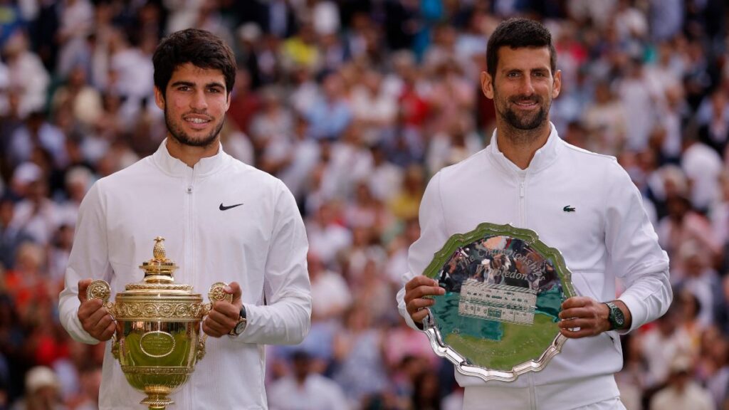 Alcaraz y Djokovic, tras la final de Wimbledon. - Reuters.