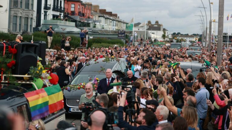 Sinéad O’Connor recibe tremendo homenaje en su funeral en Irlanda
