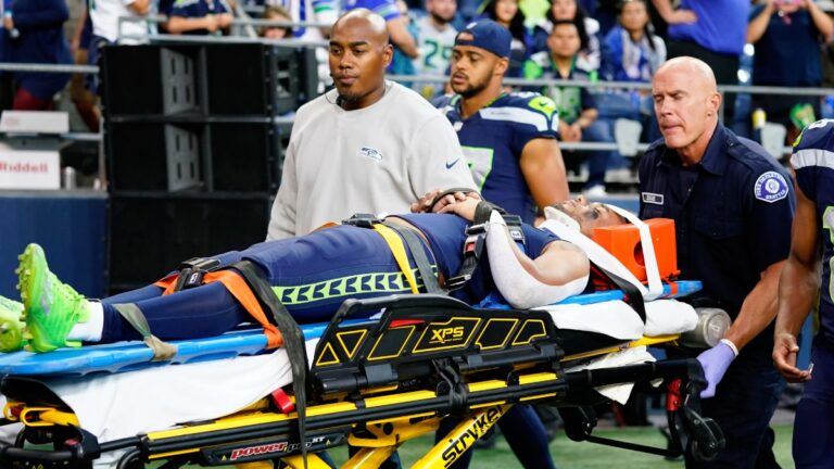 Cade Johnson sale del hospital tras sufrir conmoción en pretemporada de Seahawks