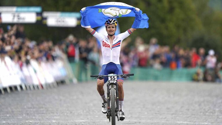 Tom Pidcock sigue dominando y se corona en el Campeonato Mundial de ciclismo de montaña
