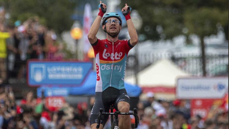 Andreas Kron se lleva la segunda etapa de La Vuelta a España: tachuelas en el asfalto provocan problemas