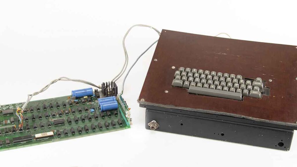 Computadora clásica Apple de los años 70 firmada por el cofundador de la empresa Steve Wozniak. AP