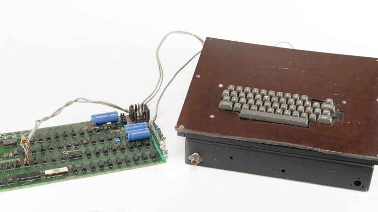 Computadora que ayudó a iniciar el imperio Apple y que fue firmada por Steve Wozniak será subastada