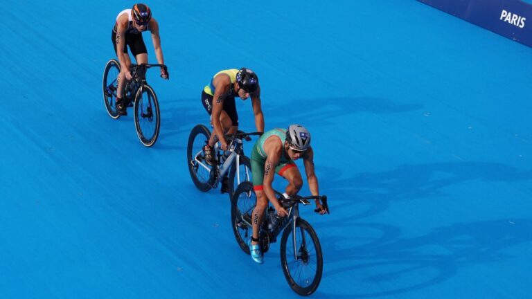 El mexicano Aram Peñaflor participa en el test olímpico de triatlón rumbo a Paris 2024