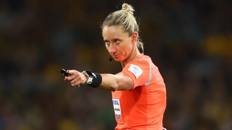 Tori Penso se conmueve hasta las lágrimas al enterarse que arbitrará la final del Mundial Femenil entre España e Inglaterra
