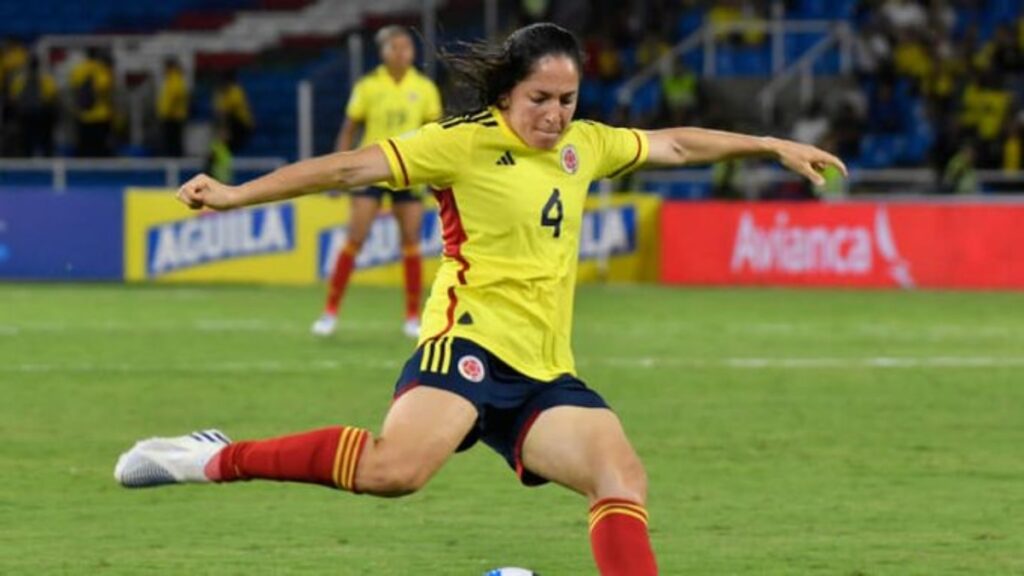 Diana Ospina jugando con la Selección.
