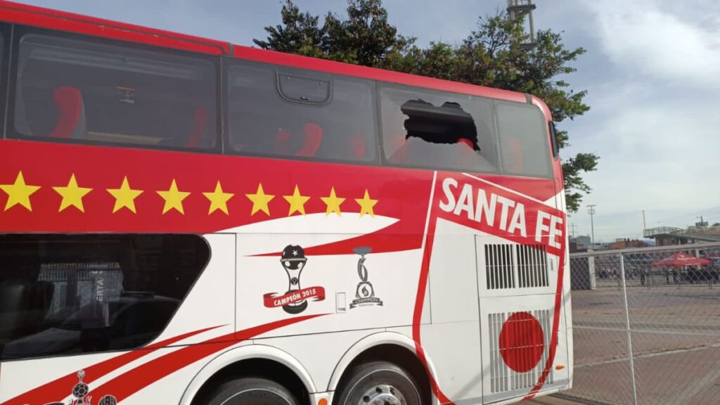 Rompen un vidrio del bus de Santa Fe.