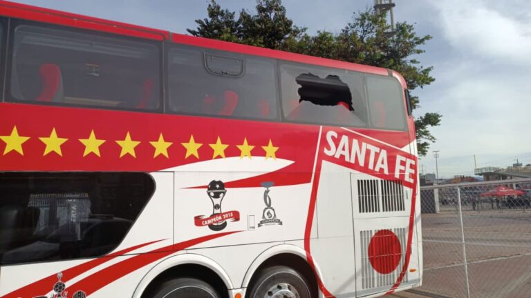 ¿Quién atacó el bus de Santa Fe? Su presidente asegura que no fueron sus hinchas