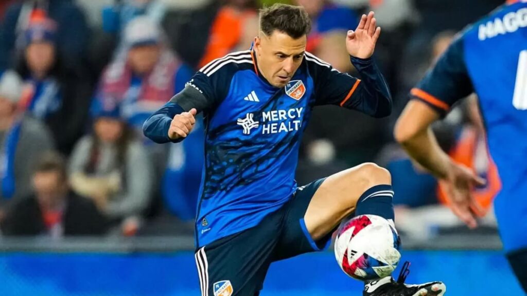 Santiago Arias jugando en FC Cincinnati.