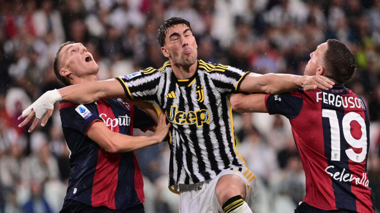 Vlahovic rescata empate para Juventus ante Bologna tras abucheos; Napoli gana otra vez