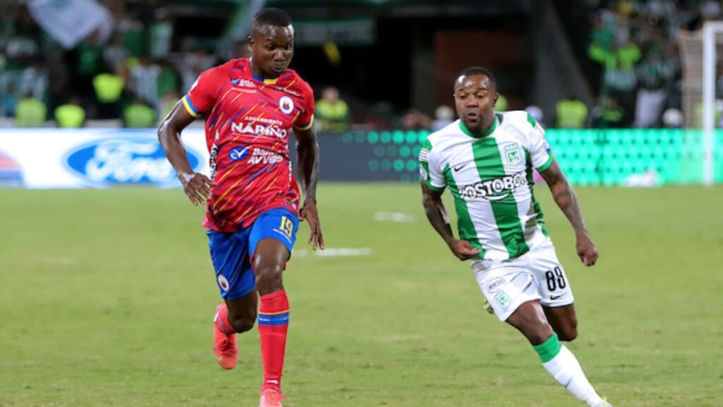 Dorlan Pabón jugando contra Atlético Nacional.