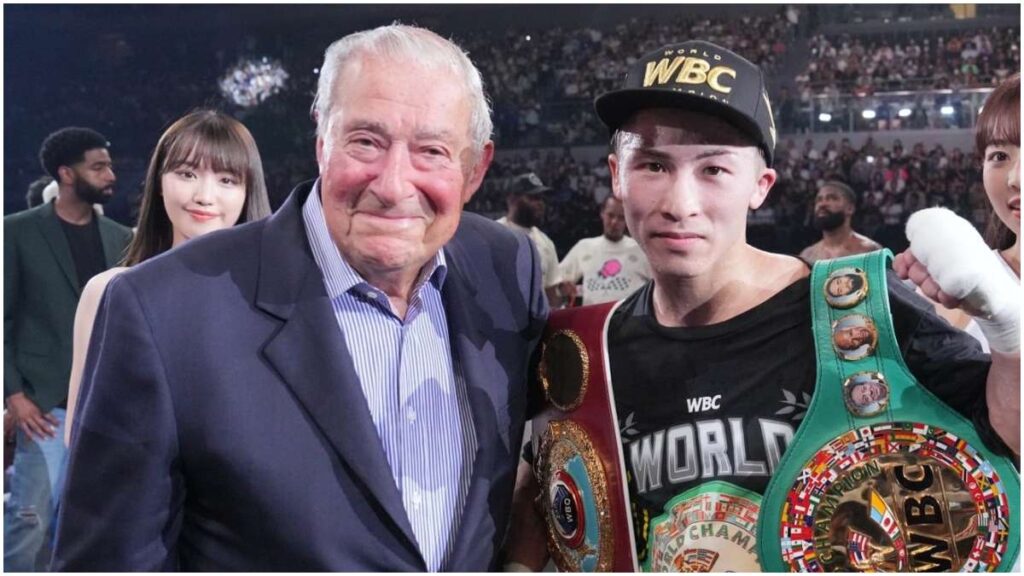 Bob Arum, dueño de Top Rank, junto a Inoue | Twitter: @BobArum