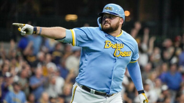 El mexicano Rowdy Tellez por fin vuelve a volarse la barda y los Brewers ganan ante Padres