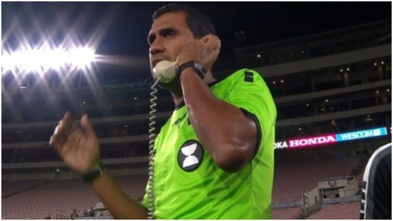 El VAR de la Leagues Cup usa un teléfono antiguo y desata las burlas en la victoria del Monterrey