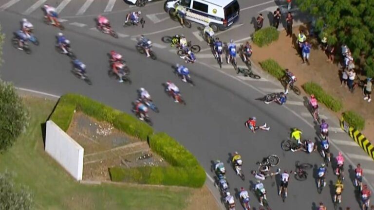 Múltiple caída en la etapa 5 de la Vuelta a España impide triunfo para Molano